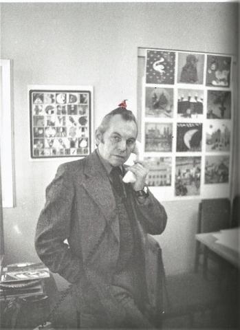 Portret Zbigniewa Rychlickiego zaczerpnięty z książki Gabrieli Gawryluk, Ilustratorzy, ilustratorki. Motylki z okładki i smoki bez wąsów. Warszawa, 2019.