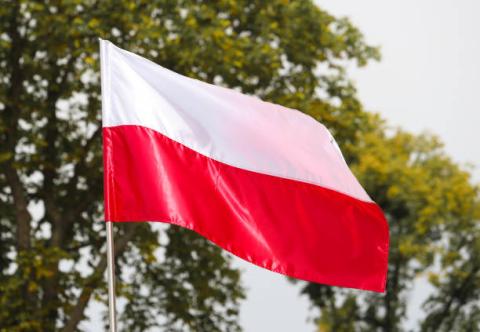 zdjęcie polskiej flagi na maszcie